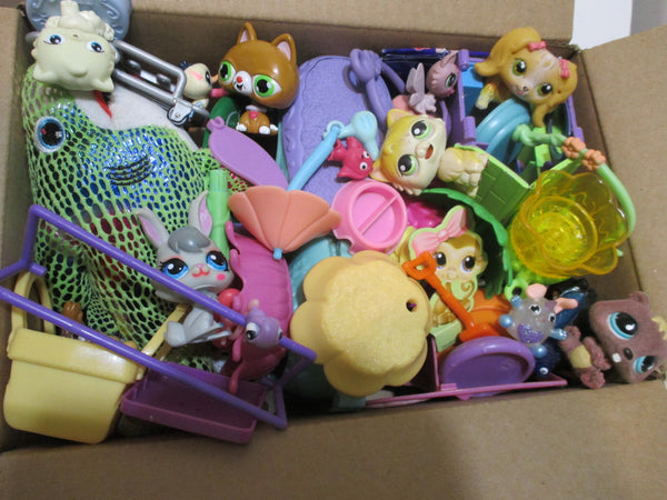 GIVEAWAY Littlest Pet Shop Lot 3.5 LBS Box Full of Toys LPS Figures, Houses, Accessories, and Parts SOLD AS IS DEC28J