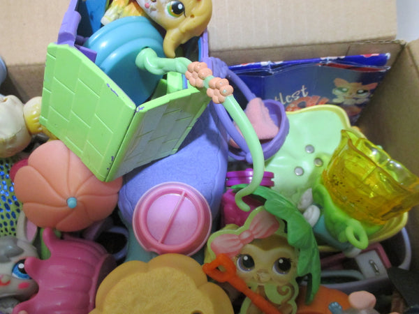 GIVEAWAY Littlest Pet Shop Lot 3.5 LBS Box Full of Toys LPS Figures, Houses, Accessories, and Parts SOLD AS IS DEC28J