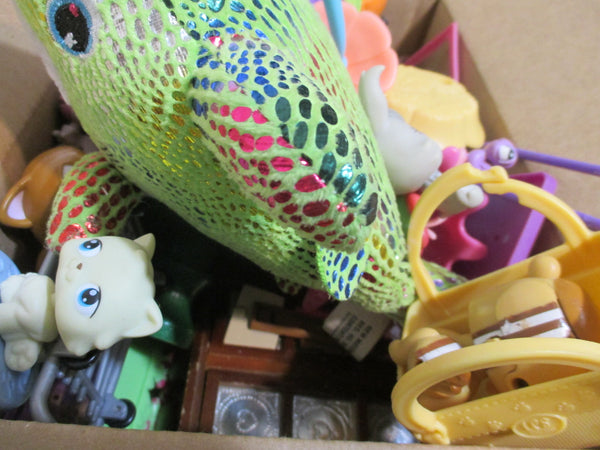 GIVEAWAY Littlest Pet Shop Lot 3.5 LBS Box Full of Toys LPS Figures, Houses, Accessories, and Parts SOLD AS IS DEC28J