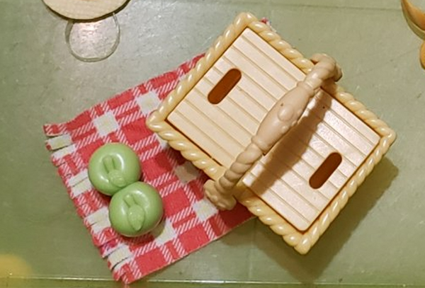 Littlest Pet Shop Yellow Picnic Basket with Table Cloth Towel & Green Apples LPS Accessories Authentic Nov23ni