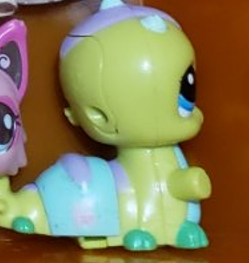 Littlest Pet Shop Walkables #2312 Catapillar BATTERIES NOT INCLUDED Authentic Dec10n