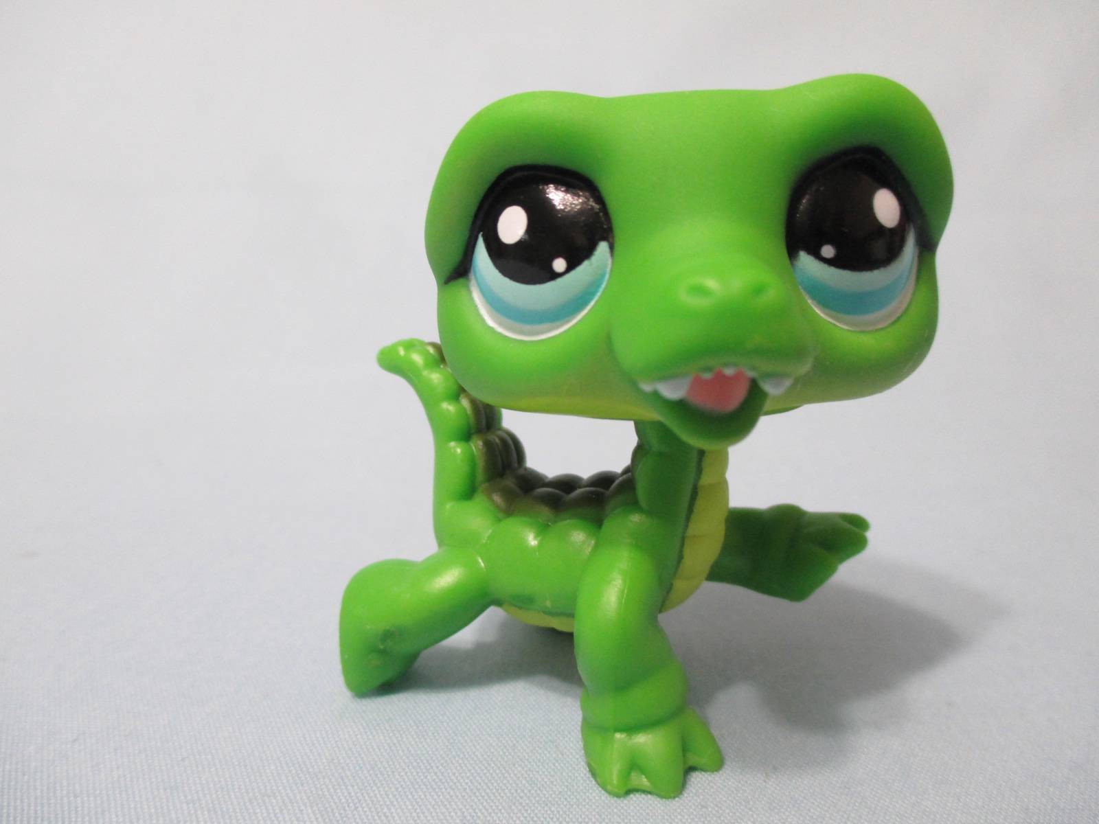 LIKE NEW Littlest Pet Shop Alligator Crocodile 987 Green Aqua Blue Eyes ...