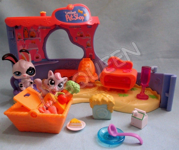Littlest Pet Shop LPS Bakery Playset with 1 Bunny Figure and Random Accessories